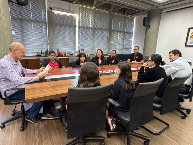 Alunos da Maple Bear entregam “Guia de Presidente Prudente” para prefeito Tupã