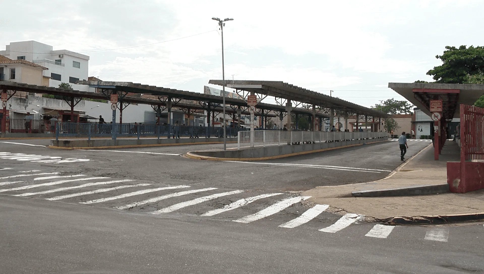 Idoso de 70 anos é preso após agredir mulher com socos e chutes em terminal urbano de Presidente Prudente