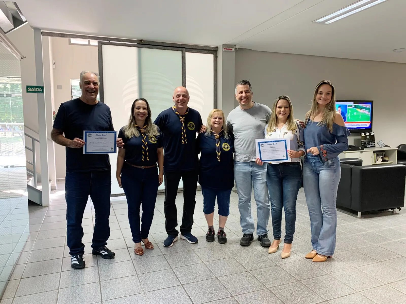 Grupo Escoteiro Guayporé entrega homenagem à TV Fronteira em Presidente Prudente