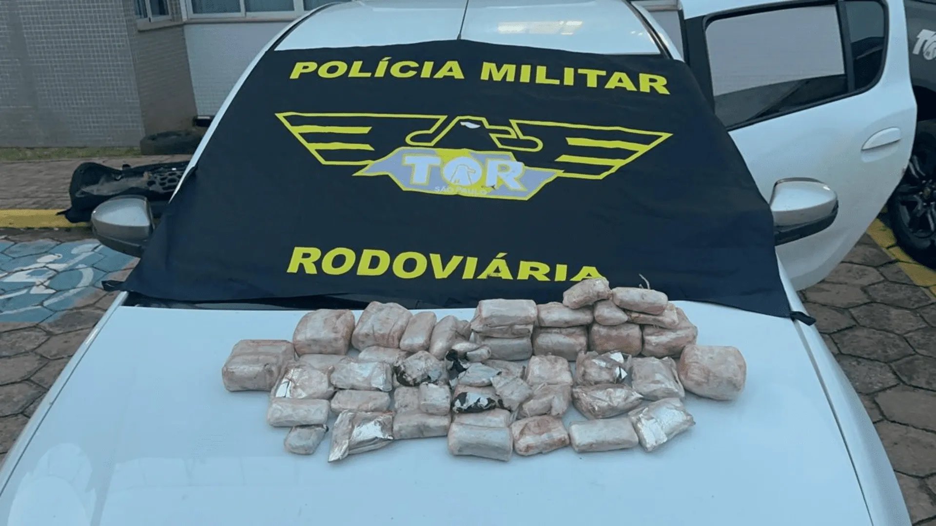 Homem é preso com 7,73 kg de haxixe escondidos em estrutura de carro em Pirapozinho