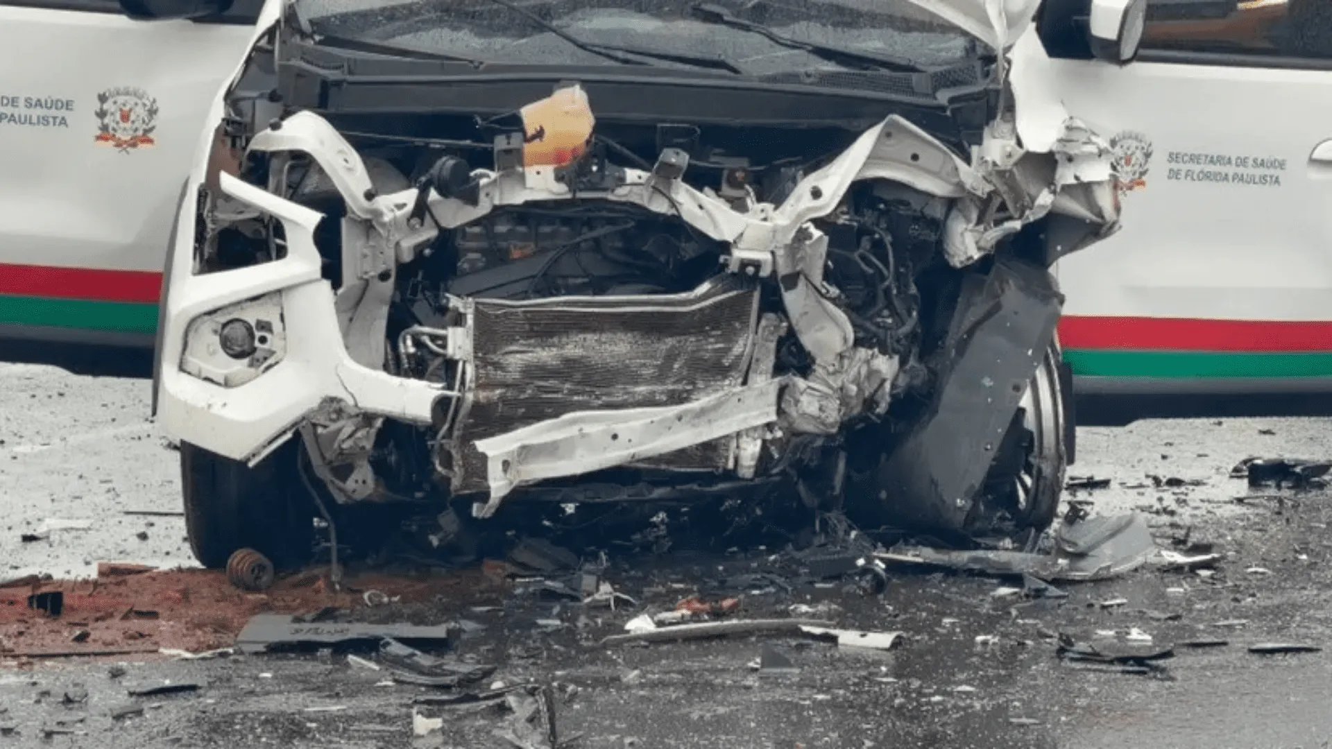 Acidente com três carros deixa duas vítimas na SP-294 em Flórida Paulista