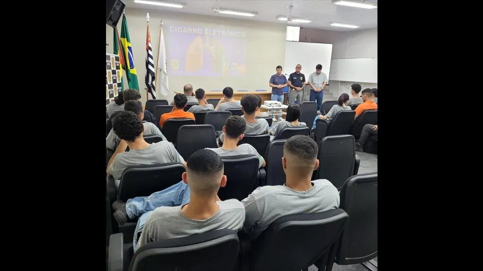 Polícia Civil alerta jovens sobre riscos e proibição de cigarros eletrônicos em palestra no Senai de Dracena