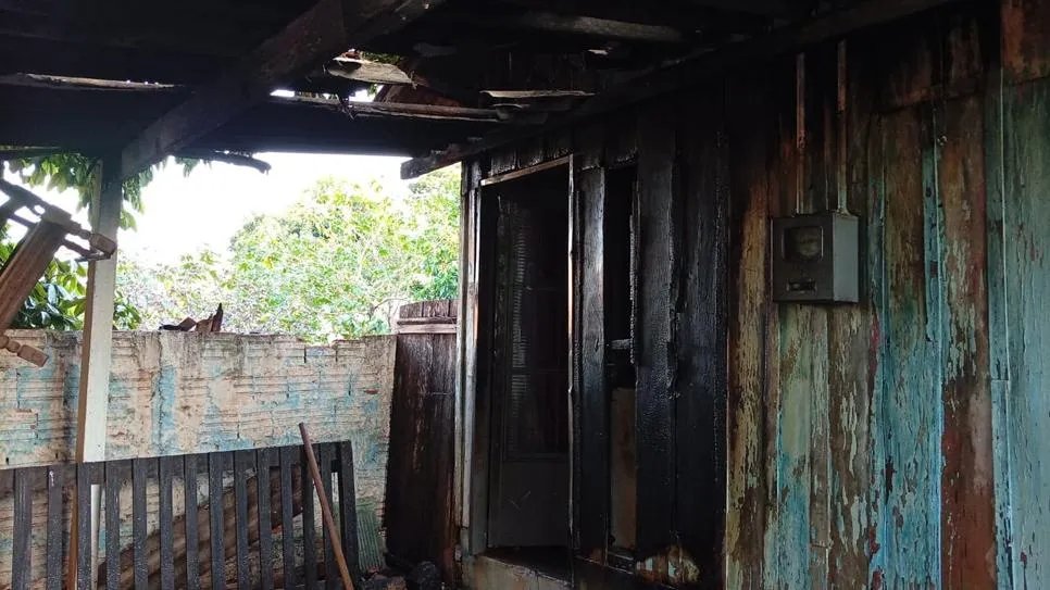 Curto-circuito provoca incêndio em casa de madeira, danifica carro e deixa morador com queimaduras em Osvaldo Cruz