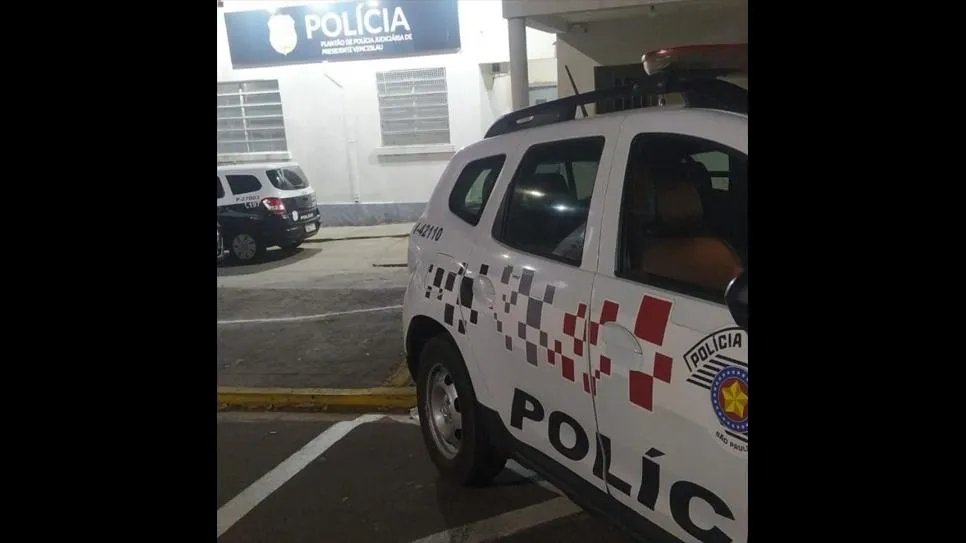 Homem é preso após agredir esposa e chutar carrinho de bebê em Santo Anastácio (SP)