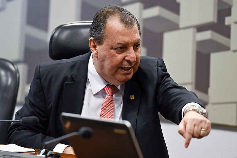 Omar Aziz mantém texto da PEC 6×1 e rejeita alterações na CCJ