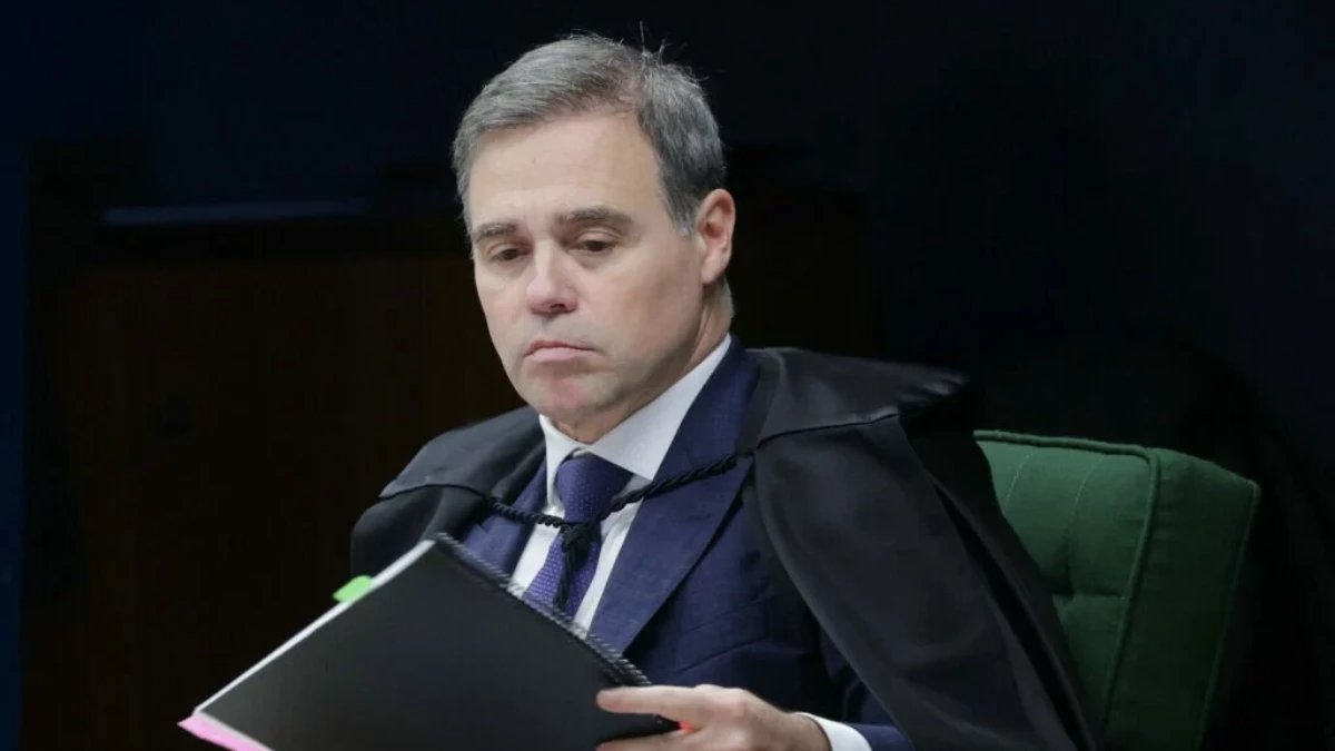 André Mendonça determina exclusão de 16 publicações contra o vice de Flávio Bolsonaro