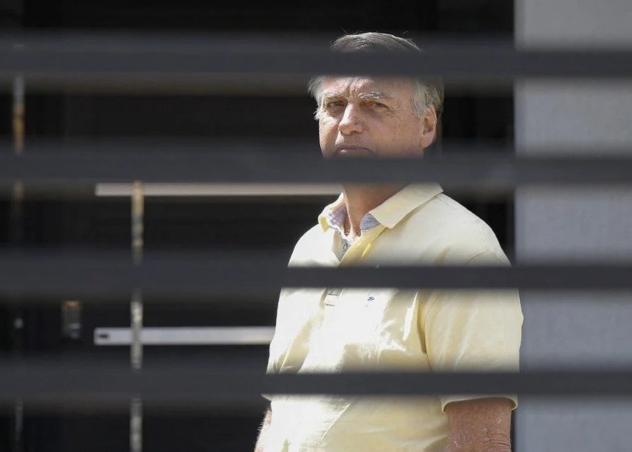 Moraes autoriza professor a dar aulas de química e matemática a Laurinha em casa de Bolsonaro