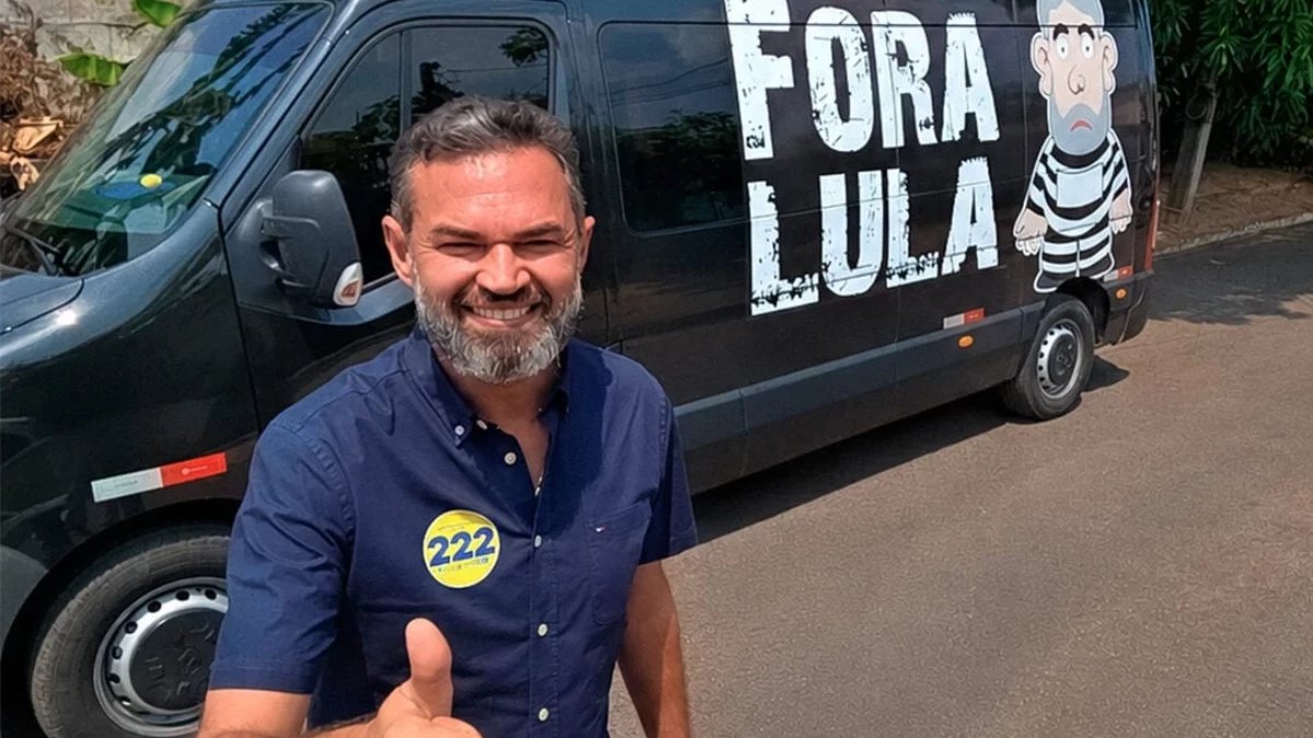 Candidato ao Senado em Rondônia usa van com frases 'Fora Lula' e 'Fora Moraes'