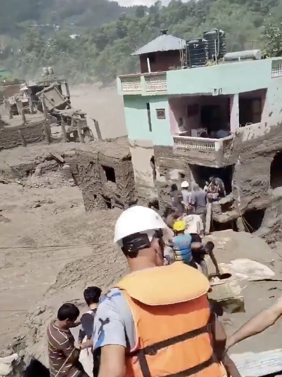 Nepal busca mais de 3 mil desaparecidos após enchentes na fronteira com a China