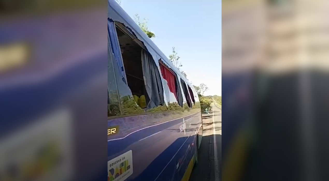 Caminhão carregado de feno atinge ônibus de pacientes na SP-272 em Mirante do Paranapanema