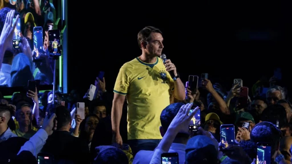 Flávio Bolsonaro cita mortes de yanomamis e pergunta a Lula: ‘Já pode chamar de genocida?’
