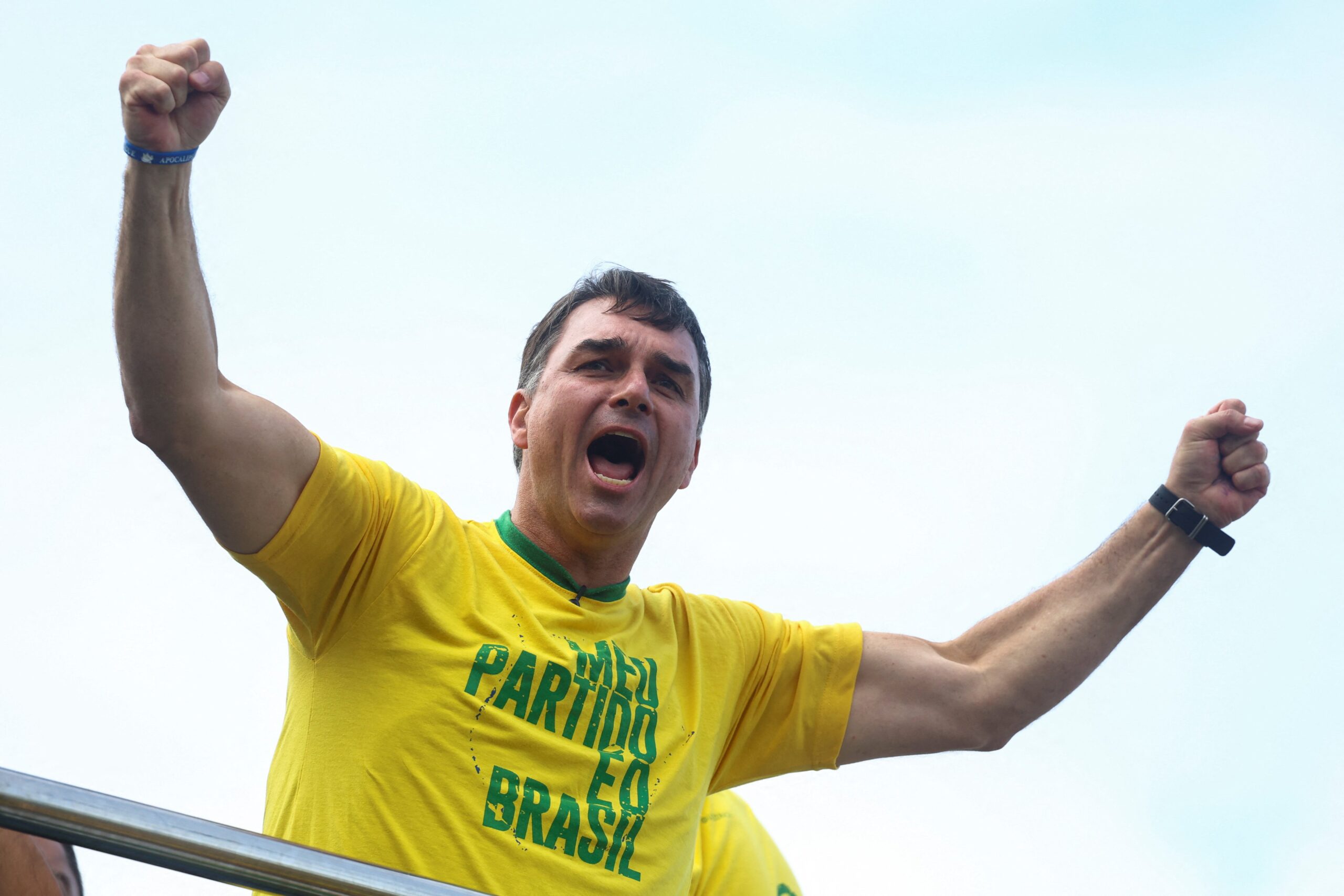 Flávio Bolsonaro volta a defender anistia a envolvidos no 8 de janeiro em evento no Rio