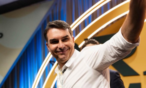 Flávio Bolsonaro amplia equipe econômica com sete especialistas para plano de governo