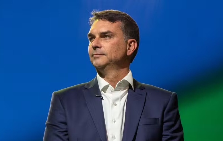 Flávio Bolsonaro pergunta se governo Lula é 'genocida' após dados de mortes Yanomami