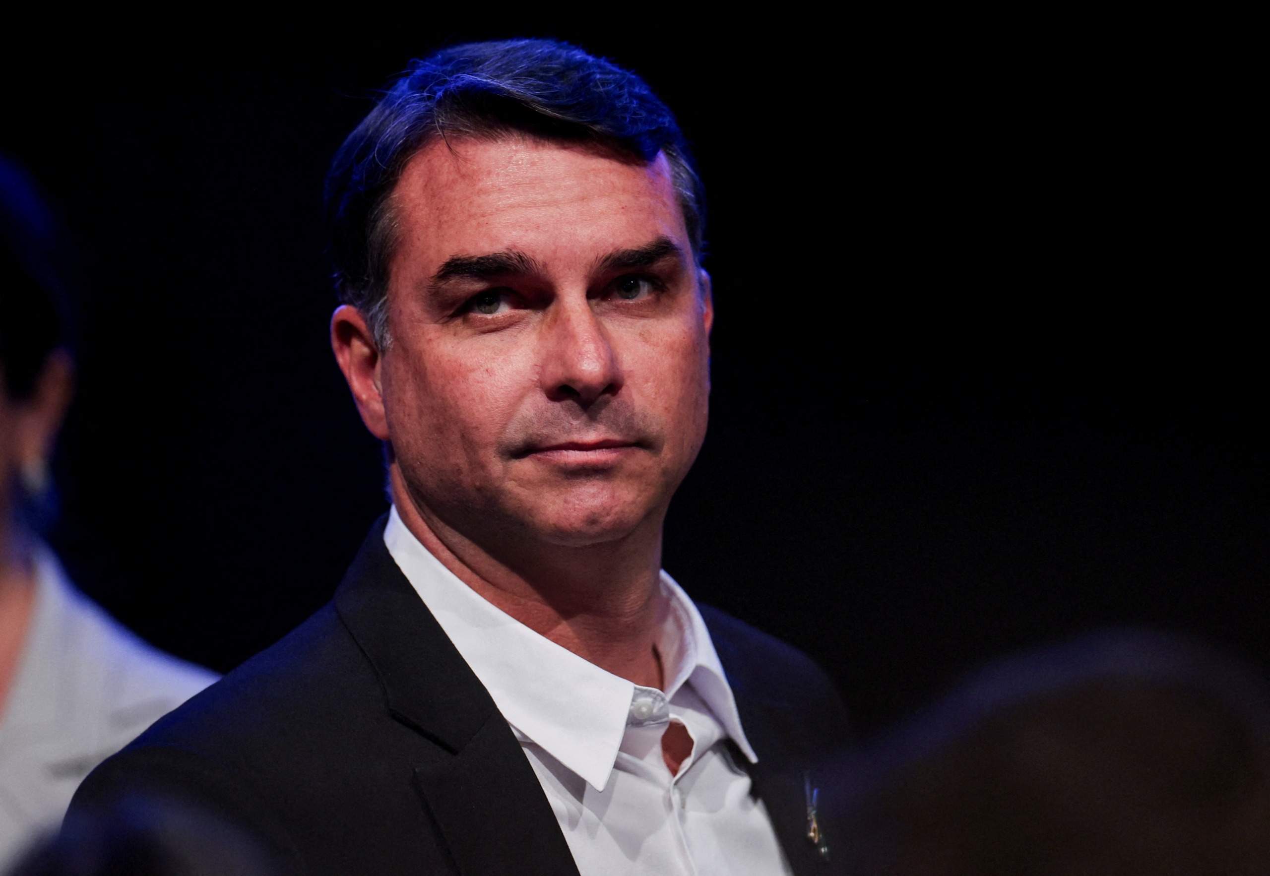 Flávio Bolsonaro se reúne com ministro de El Salvador para discutir modelo Bukele