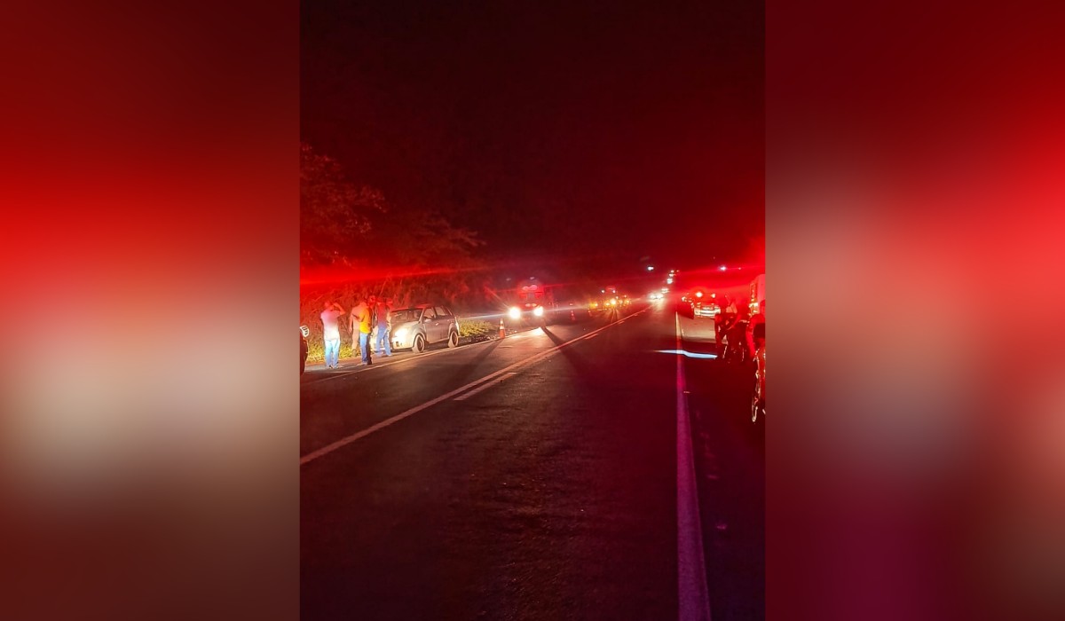 Motociclista morre após invadir faixa contrária e bater de frente com carro na SP-272 em Tarabai (SP)