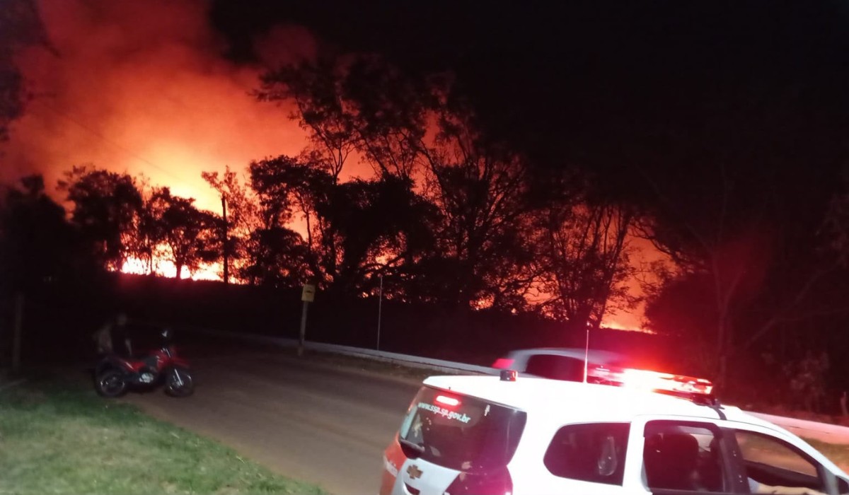 Incêndios atingem depósito de galhos e canavial em duas cidades do oeste paulista