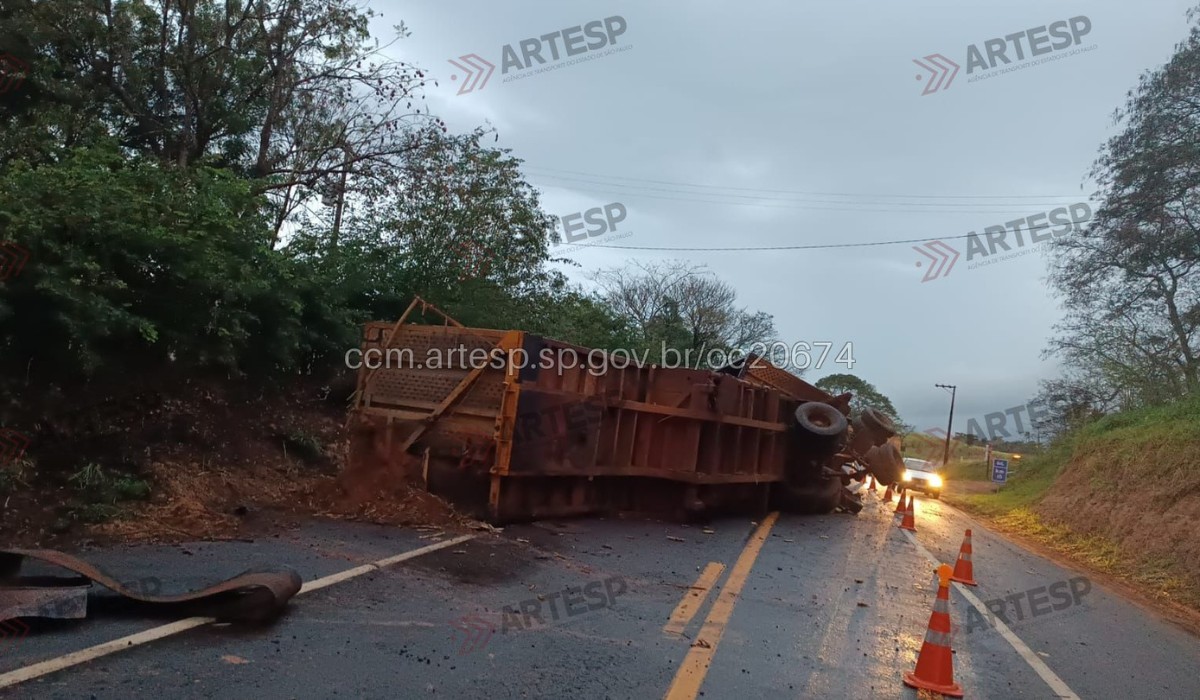 Caminhão canavieiro tomba e interdita faixa da SP-294 em Mariápolis