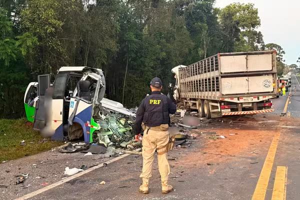 Batida frontal entre micro-ônibus e carreta deixa 23 mortos no Paraná