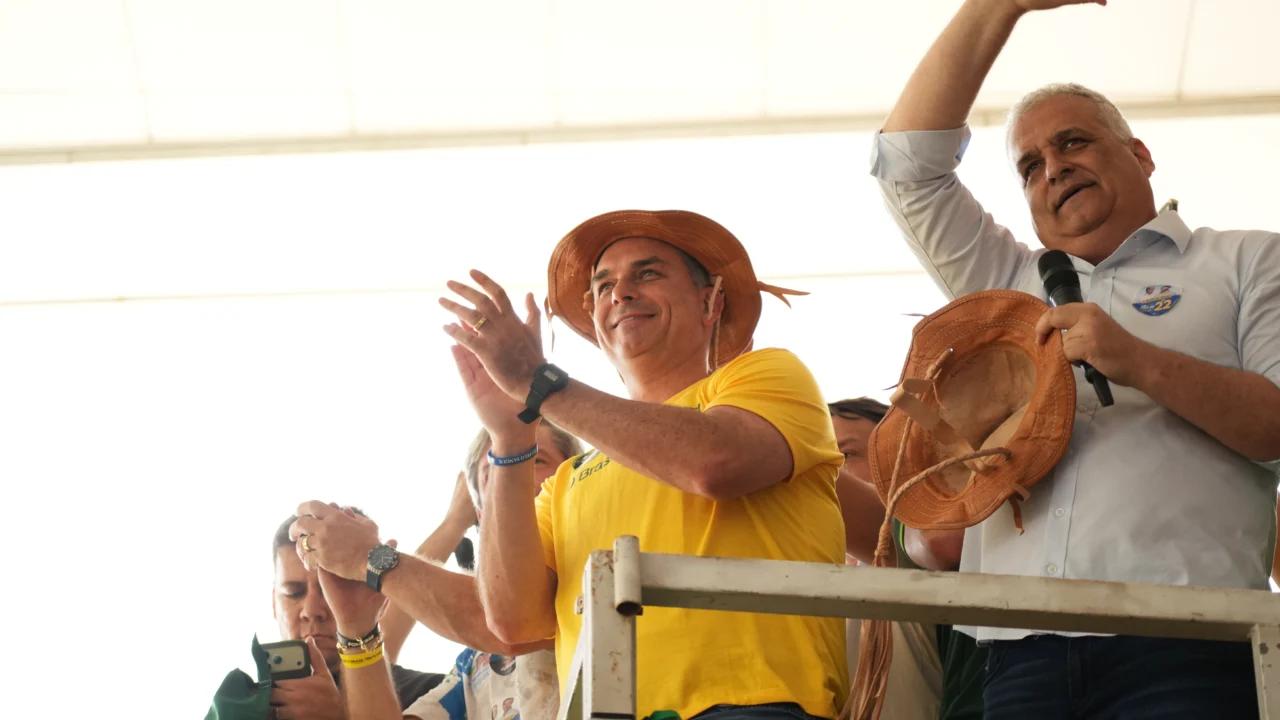 Flávio Bolsonaro cumpre agenda em Alagoas sem aliados no palanque