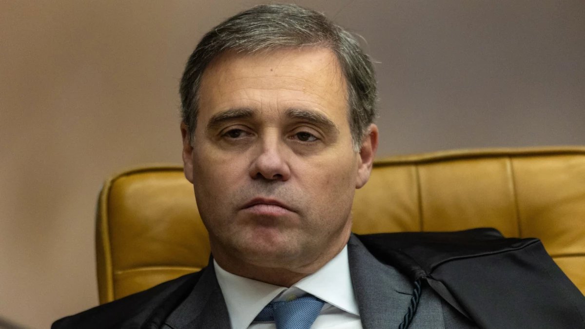 Gilmar Mendes e Flávio Dino articulam para isolar André Mendonça no STF