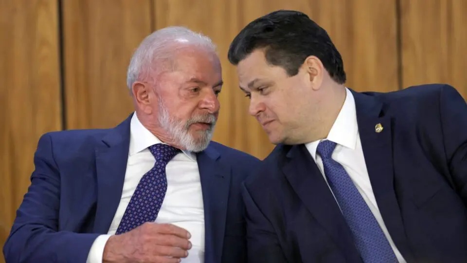 Alcolumbre assina despacho que inicia tramitação da PEC 6x1 no Senado