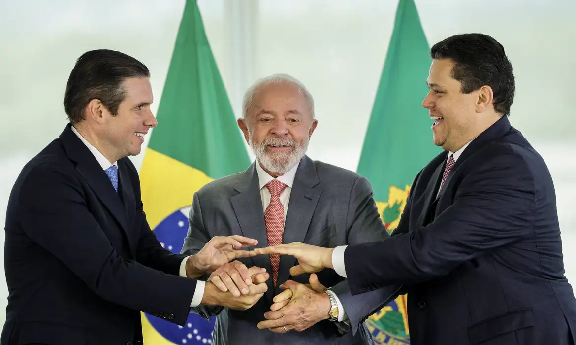 Lula acerta avanço da escala 6×1 e da taxa das blusinhas com Câmara e Senado