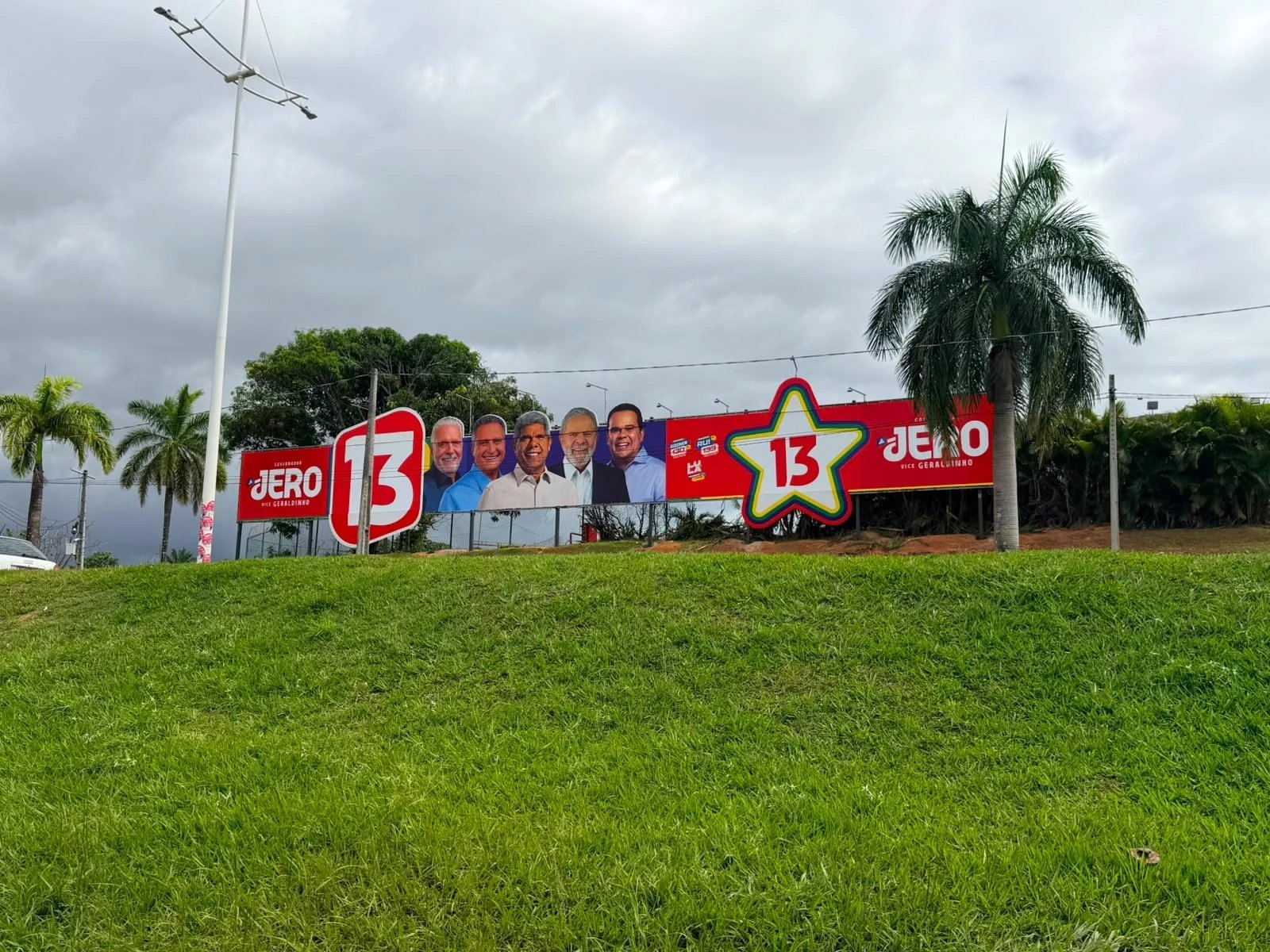 Mega outdoor do PT na Bahia excede limite eleitoral e pode gerar multa de R$ 5 mil