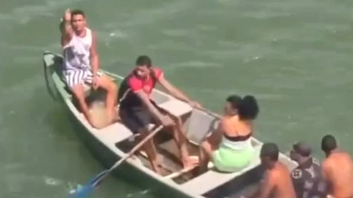 Mulher é resgatada de “tribunal do crime” em Natal após helicóptero localizar barco no Rio Potengi