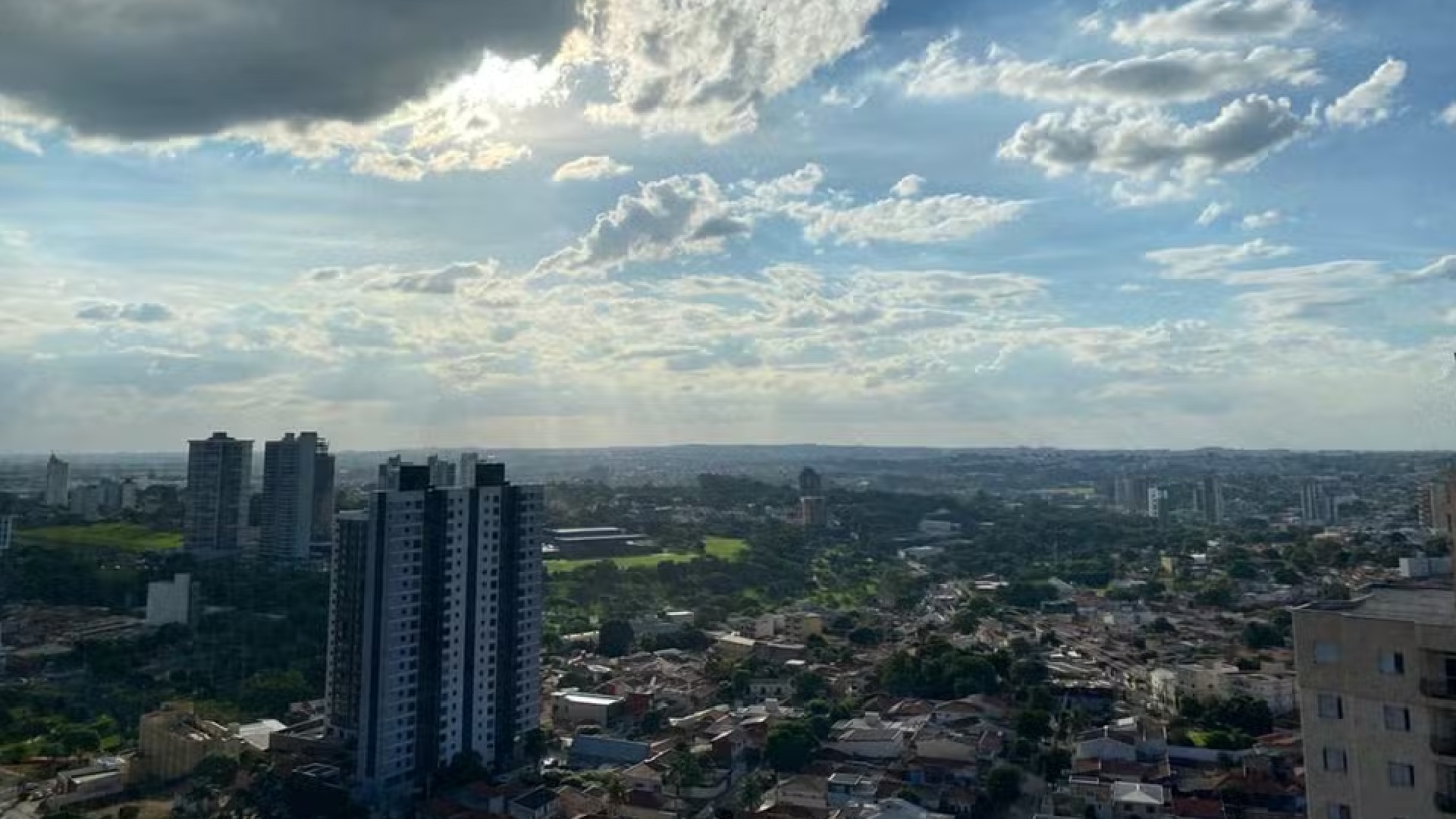 Frente fria provoca ventos superiores a 75 km/h e queda de temperatura no interior de SP