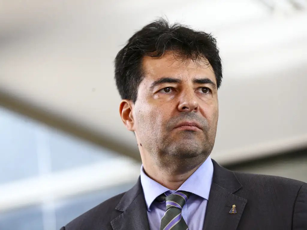 Coordenador de Flávio Bolsonaro critica plano do PT para recomprar títulos públicos