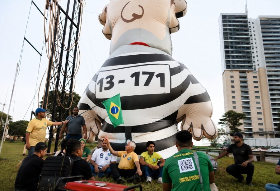 Deputado intercede e evita apreensão de 'Pixuleco' em protesto contra Lula em Natal