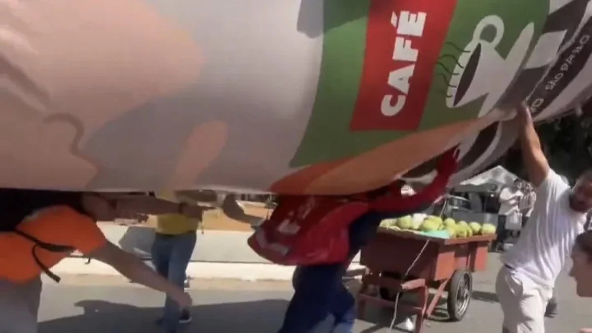 Candidato do Psol danifica pixuleco do Novo na Paulista e diz que foi para tumultuar