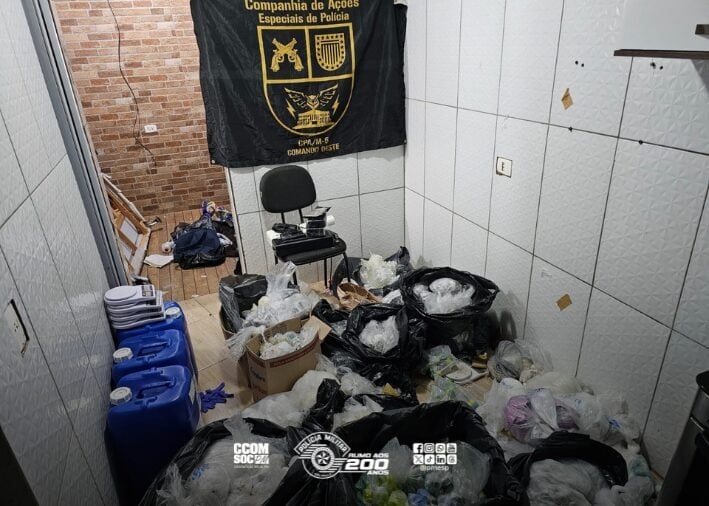 PM apreende drogas e equipamentos em 'casa-bomba' do tráfico em Paraisópolis