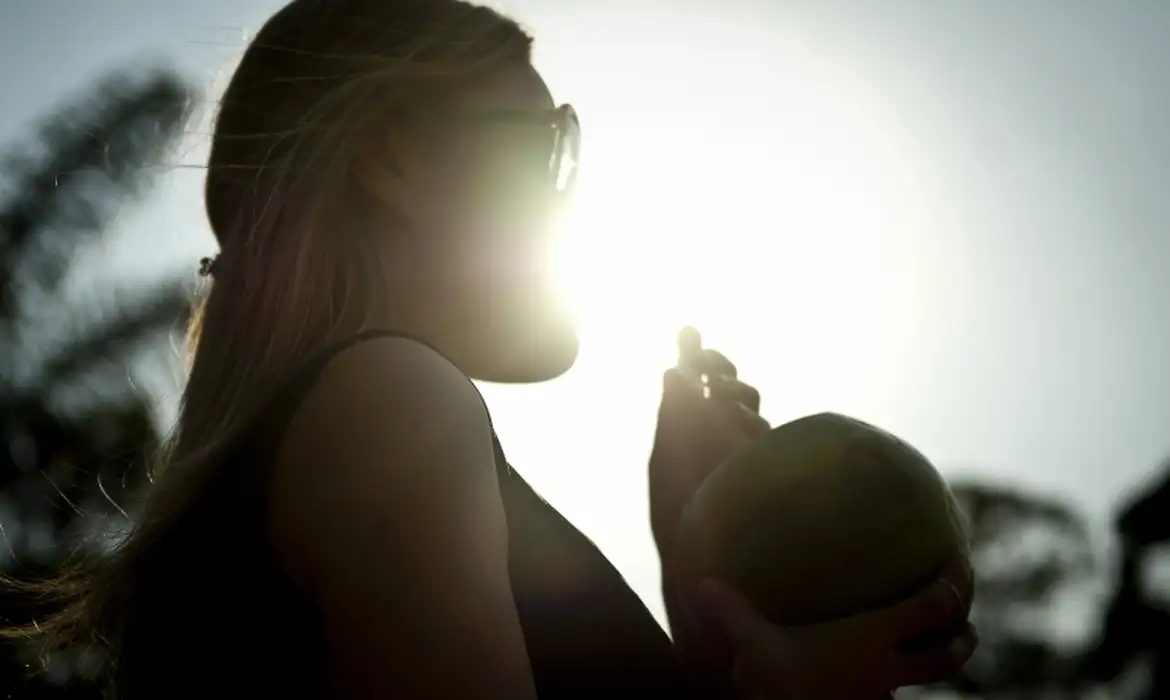 Tempo ensolarado e calor predominam no Brasil neste domingo, prevê Inmet