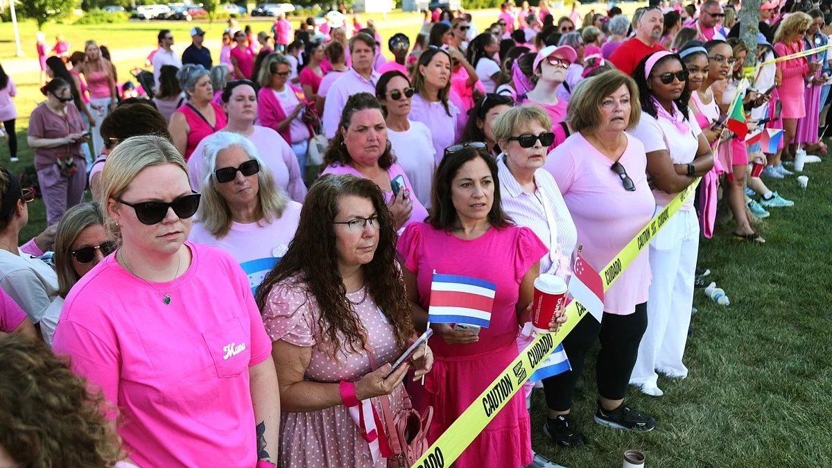 Mulheres apoiam mãe que confessou estrangular os 3 filhos em tribunal de Massachusetts