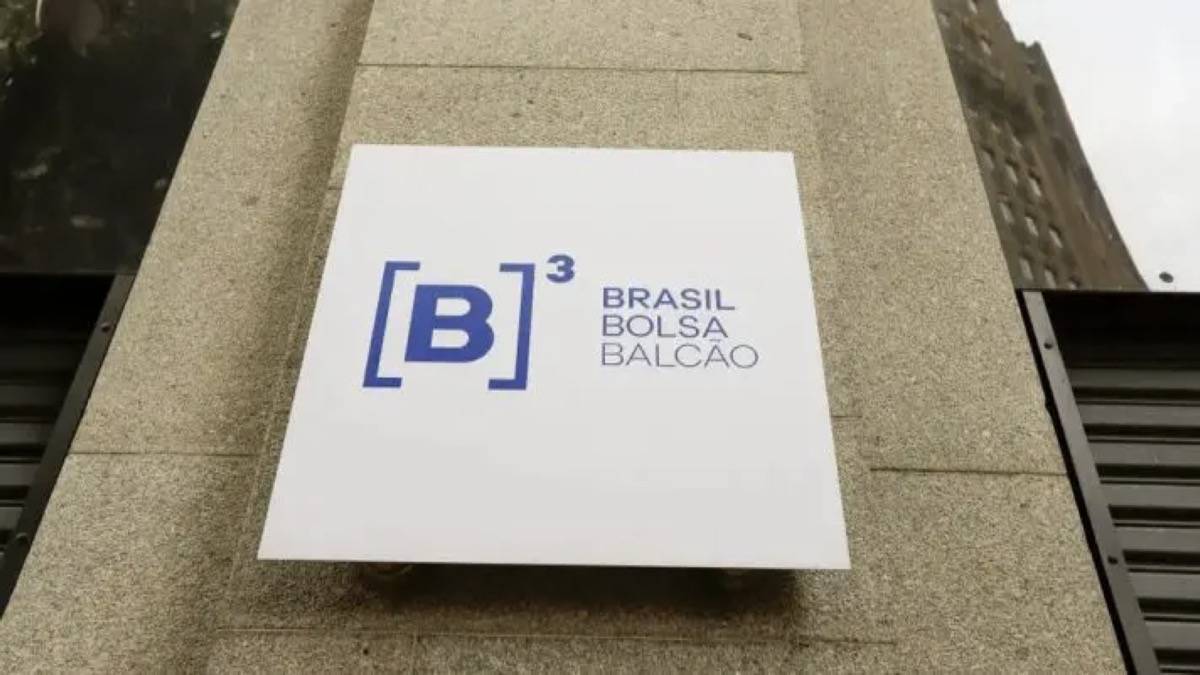Saída de estrangeiros tira R$ 22 bilhões da bolsa brasileira em agosto, diz J.P. Morgan