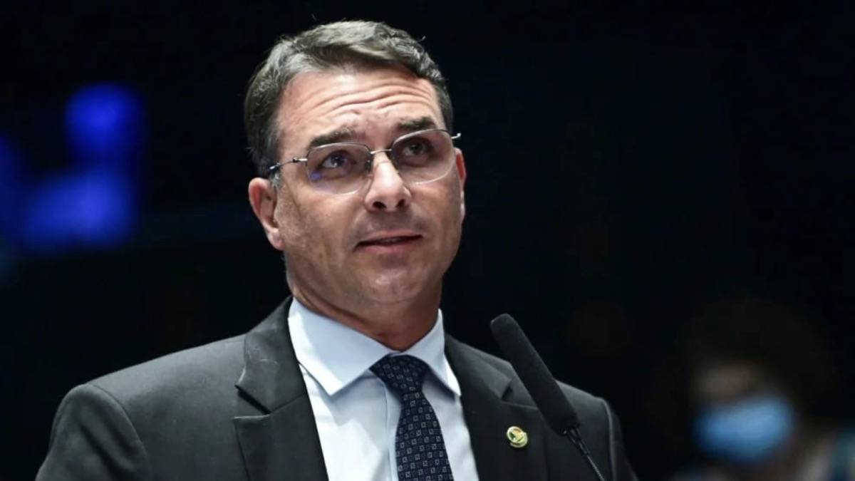 Flávio Bolsonaro confirma reunião com ministro de El Salvador para discutir modelo de segurança