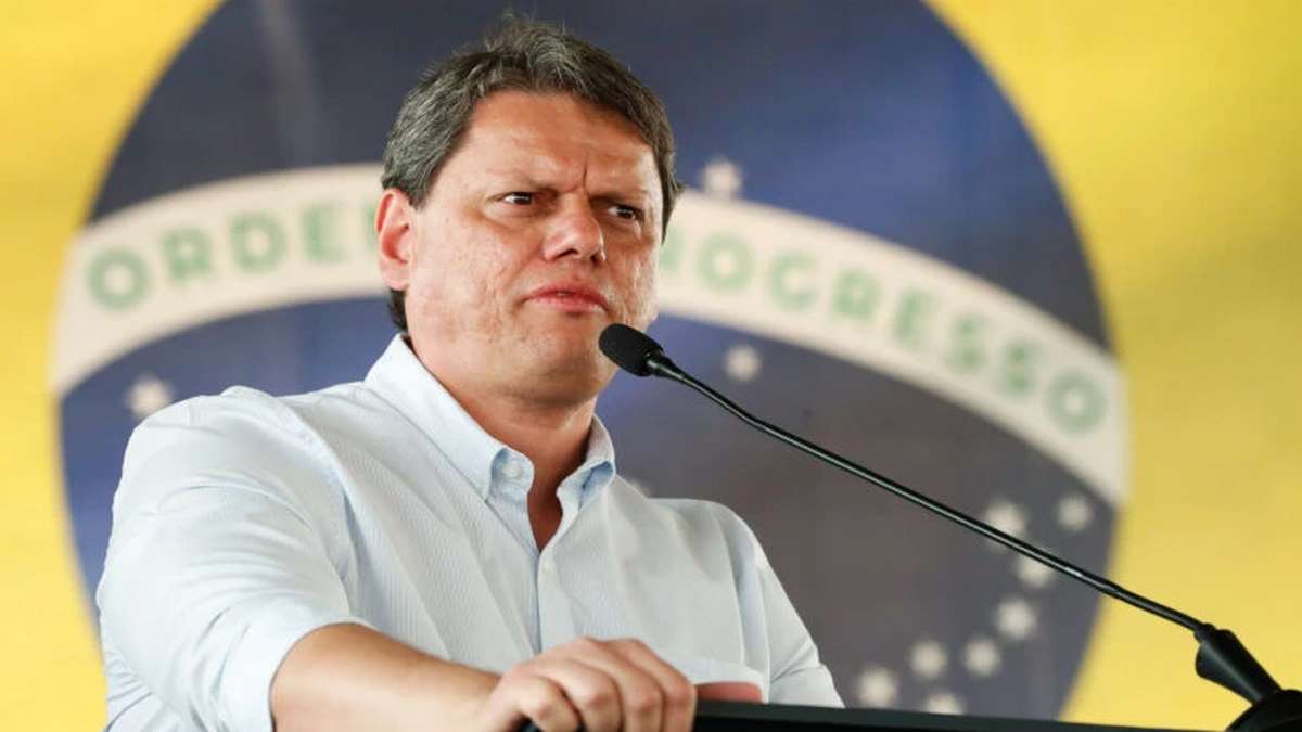 Pesquisa aponta Tarcísio com 52% e vantagem de 17 pontos sobre Haddad em SP