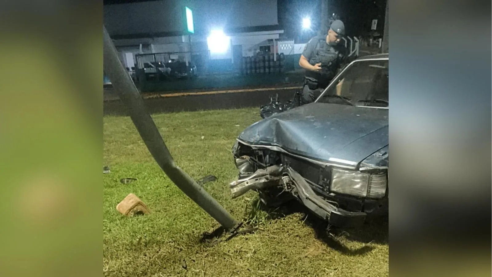 Motorista perde controle dos freios e colide com poste na Avenida Tancredo Neves em Presidente Prudente
