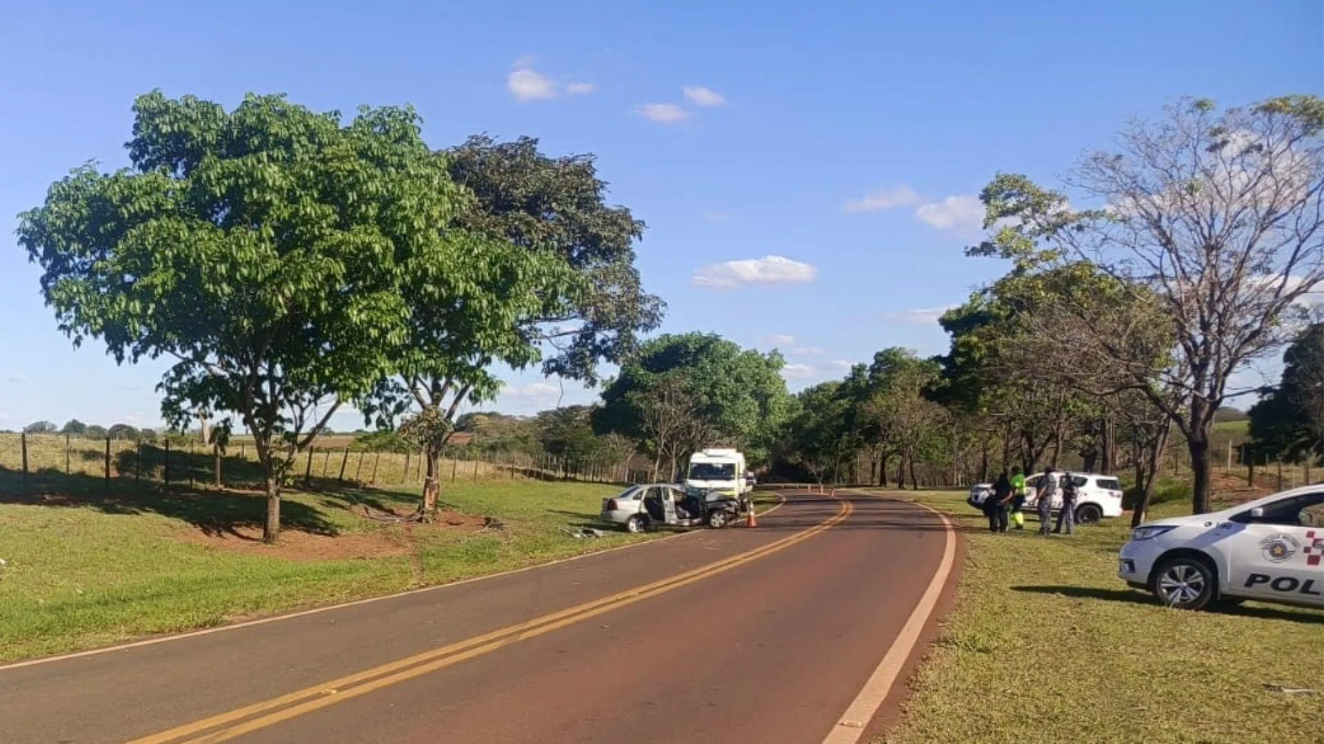 Passageira de 42 anos morre após carro atingir árvore em São João do Pau d'Alho