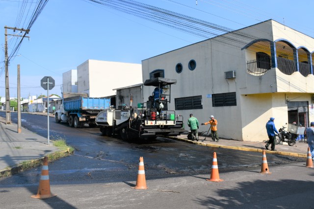 Prefeitura inicia recape asfáltico da Rua Ermínio Terin, na zona leste da cidade