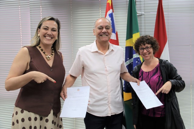 Prefeito sanciona lei que cria mais 121 cargos efetivos de professor