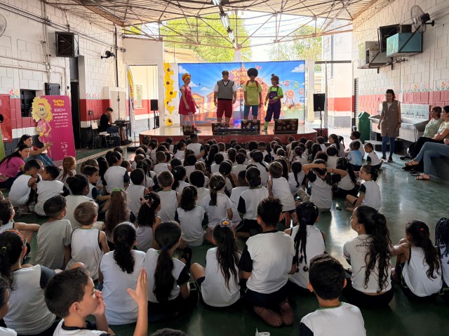 Rede municipal de ensino de PP recebe espetáculo do Eixo SP sobre educação financeira