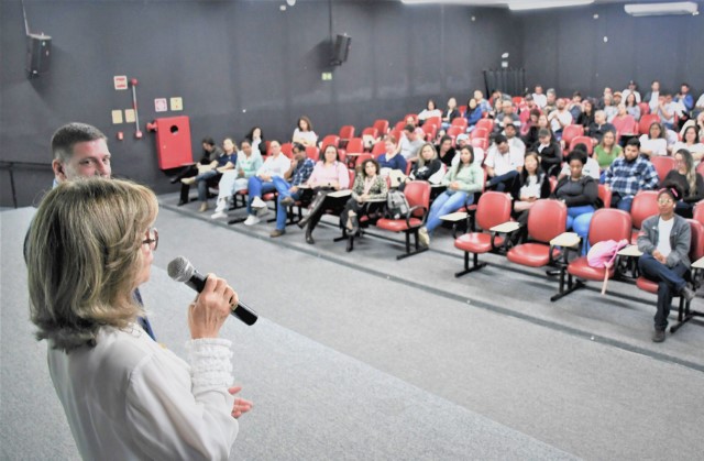 Setembro Amarelo: palestra sobre saúde mental reúne 200 servidores municipais no Inova