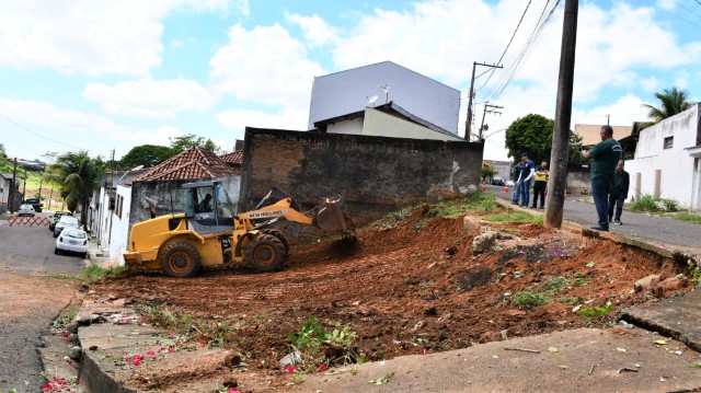 Prefeitura e Polícia se unem em operação intersetorial em terreno na Vila Brasil