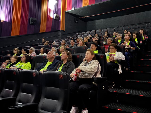 Prefeitura de PP promove ida ao cinema aos participantes das Coordenadoria do Idoso