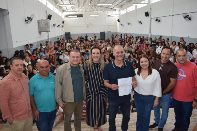 Prefeito entrega revitalização da Escola Profº Ditão e anuncia licitação para reforma da quadra