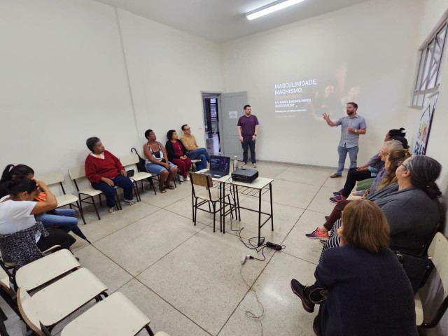Equipe do Grupo para Homens Autores de Violência ministra palestra no CRAS Nochete