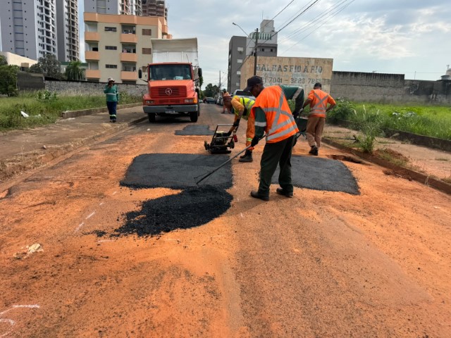Mutirão de tapa-buracos é iniciado com novos caminhões e ação deve alcançar toda a cidade
